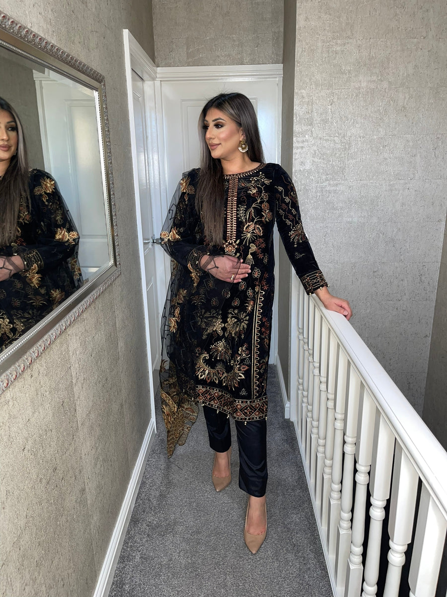 Black shalwar kameez 2024 design for girls