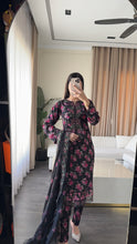 Load image into Gallery viewer, 3 pcs Stitched lawn suit Ready to Wear with Chiffon dupatta LAWN-UE538
