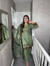 Load image into Gallery viewer, 3PC Stitched GREEN shalwar Suit Ready to wear KHADDAR winter Wear with KHADDAR dupatta KNE-0311
