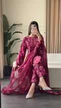 Load image into Gallery viewer, 3 pcs Stitched lawn suit Ready to Wear with Chiffon dupatta LAWN-UE538
