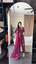 Load image into Gallery viewer, 3 pcs Stitched lawn suit Ready to Wear with Chiffon dupatta LAWN-UE538

