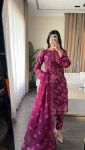 Load image into Gallery viewer, 3 pcs Stitched lawn suit Ready to Wear with Chiffon dupatta LAWN-UE538
