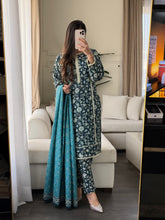 Load image into Gallery viewer, 3PC Stitched KHADDAR shalwar Suit Ready to wear KHADDAR winter Wear with KHADDAR dupatta HW-D42

