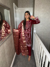 Load image into Gallery viewer, 3pc MAROON VELVET Embroidered Shalwar Kameez with NET/Velvet dupatta Stitched Suit Ready to wear HW-DT117A
