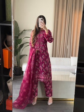 Load image into Gallery viewer, 3 pcs Stitched lawn suit Ready to Wear with Chiffon dupatta LAWN-UE538
