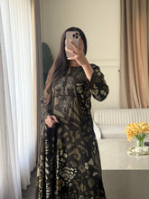 Load image into Gallery viewer, 3 pcs Stitched lawn suit Ready to Wear with Chiffon dupatta LAWN-D154B
