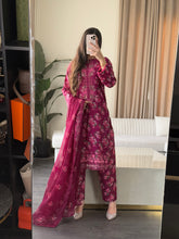 Load image into Gallery viewer, 3 pcs Stitched lawn suit Ready to Wear with Chiffon dupatta LAWN-UE538
