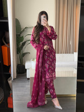 Load image into Gallery viewer, 3 pcs Stitched lawn suit Ready to Wear with Chiffon dupatta LAWN-UE538
