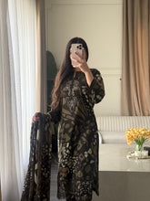 Load image into Gallery viewer, 3 pcs Stitched lawn suit Ready to Wear with Chiffon dupatta LAWN-D154B
