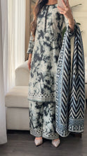 Load image into Gallery viewer, 3PC Stitched KHADDAR shalwar Suit Ready to wear KHADDAR winter Wear with KHADDAR dupatta HW-KH1002
