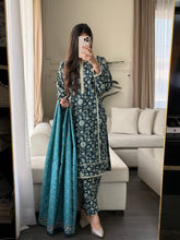 Load image into Gallery viewer, 3PC Stitched KHADDAR shalwar Suit Ready to wear KHADDAR winter Wear with KHADDAR dupatta HW-D42
