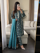 Load image into Gallery viewer, 3PC Stitched KHADDAR shalwar Suit Ready to wear KHADDAR winter Wear with KHADDAR dupatta HW-D42
