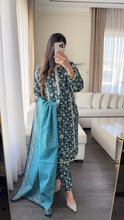 Load image into Gallery viewer, 3PC Stitched KHADDAR shalwar Suit Ready to wear KHADDAR winter Wear with KHADDAR dupatta HW-D42
