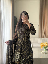 Load image into Gallery viewer, 3 pcs Stitched lawn suit Ready to Wear with Chiffon dupatta LAWN-D154B

