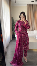 Load image into Gallery viewer, 3 pcs Stitched lawn suit Ready to Wear with Chiffon dupatta LAWN-UE538
