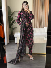 Load image into Gallery viewer, 3 pcs Stitched lawn suit Ready to Wear with Chiffon dupatta LAWN-UE538
