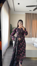 Load image into Gallery viewer, 3 pcs Stitched lawn suit Ready to Wear with Chiffon dupatta LAWN-UE538

