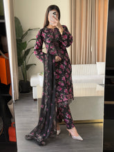 Load image into Gallery viewer, 3 pcs Stitched lawn suit Ready to Wear with Chiffon dupatta LAWN-UE538
