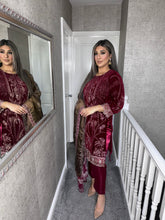 Load image into Gallery viewer, 3pc MAROON VELVET Embroidered Shalwar Kameez with NET/Velvet dupatta Stitched Suit Ready to wear HW-DT114
