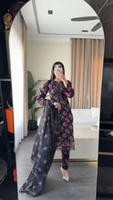 Load image into Gallery viewer, 3 pcs Stitched lawn suit Ready to Wear with Chiffon dupatta LAWN-UE538
