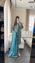 Load image into Gallery viewer, 3PC Stitched KHADDAR shalwar Suit Ready to wear KHADDAR winter Wear with KHADDAR dupatta HW-D42
