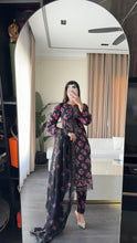 Load image into Gallery viewer, 3 pcs Stitched lawn suit Ready to Wear with Chiffon dupatta LAWN-UE538
