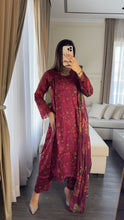 Load image into Gallery viewer, 3 pcs Stitched lawn suit Ready to Wear with CHIFFON dupatta LAWN-045
