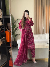Load image into Gallery viewer, 3 pcs Stitched lawn suit Ready to Wear with Chiffon dupatta LAWN-UE538

