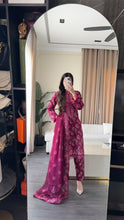 Load image into Gallery viewer, 3 pcs Stitched lawn suit Ready to Wear with Chiffon dupatta LAWN-UE538
