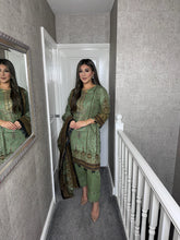 Load image into Gallery viewer, 3PC Stitched GREEN shalwar Suit Ready to wear KHADDAR winter Wear with KHADDAR dupatta KNE-0311
