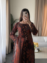 Load image into Gallery viewer, 3 pcs Stitched lawn suit Ready to Wear with Chiffon dupatta LAWN-RS02
