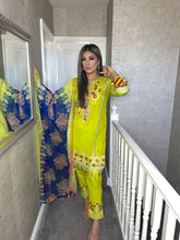 Load image into Gallery viewer, 3 pcs Stitched lawn suit Ready to Wear with chiffon dupatta HW-SN05
