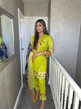 Load image into Gallery viewer, 3 pcs Stitched lawn suit Ready to Wear with chiffon dupatta HW-SN05
